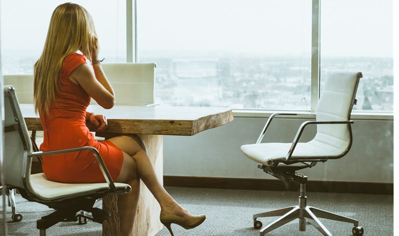 WEF Hübsche Frau im roten Business Costume am Telefon